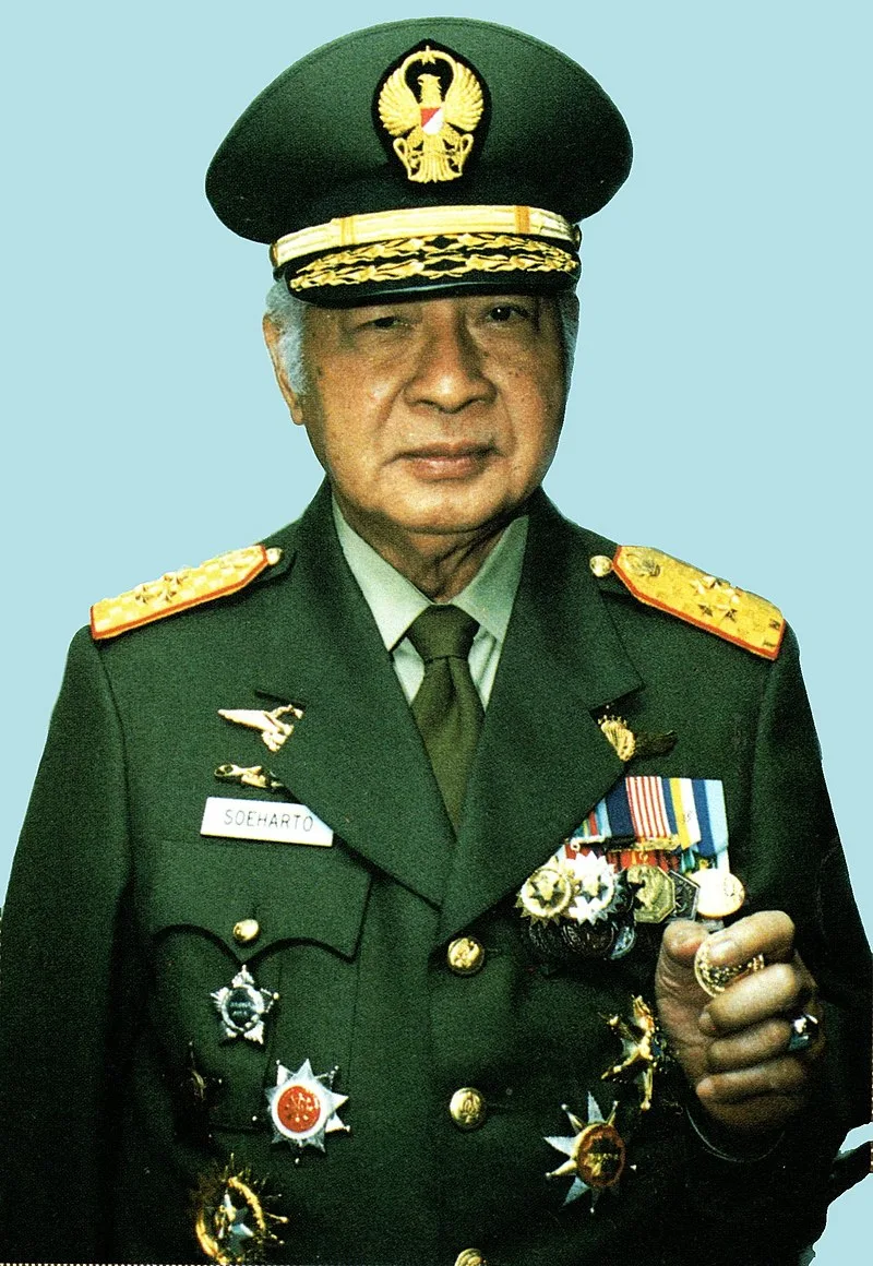 Suharto_with_military_uniform