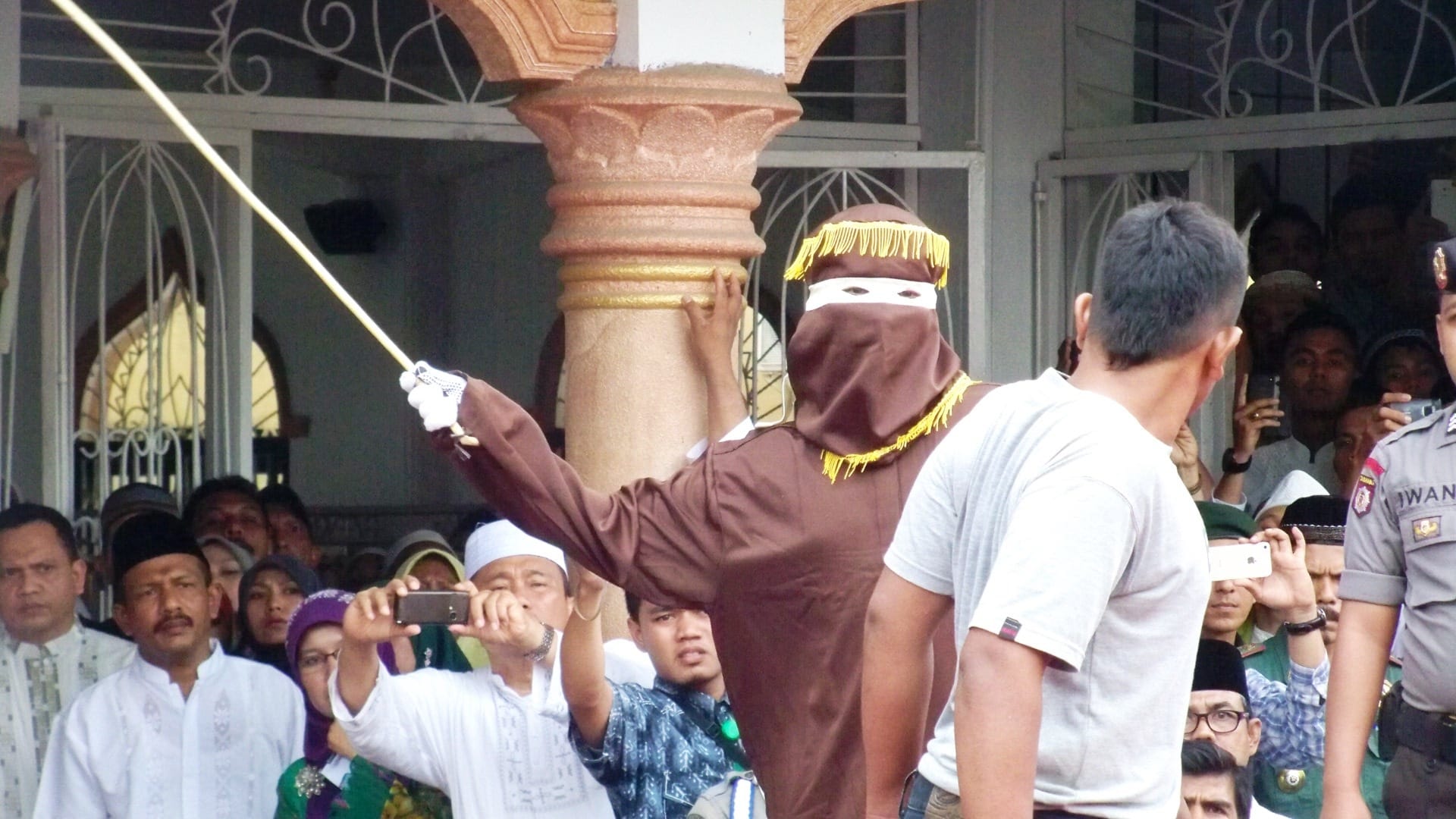 Aceh_caning_2014,_VOA